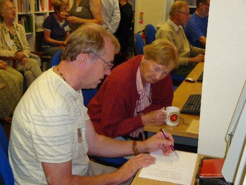 md_satam_pic01.jpg - Howard Dalton explains an intricate genealogical point to Jane Dalton (MD)