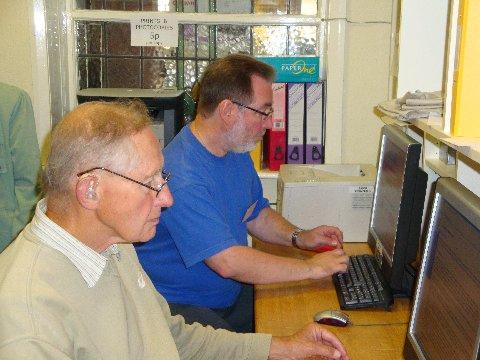 md_satam_pic02.jpg - Geoffrey Dalton and Mel Irwin accessing the web (MD)