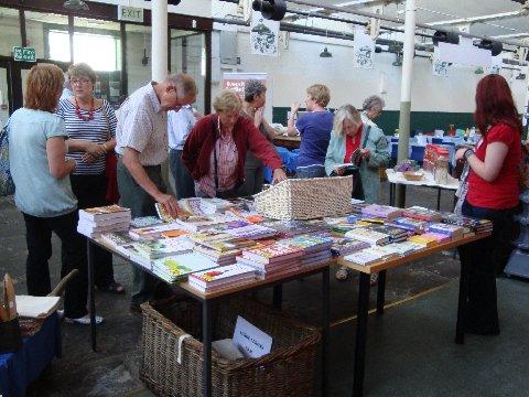 md_satpm_pic10.jpg - Delegates look at books and other items for sale (MD)