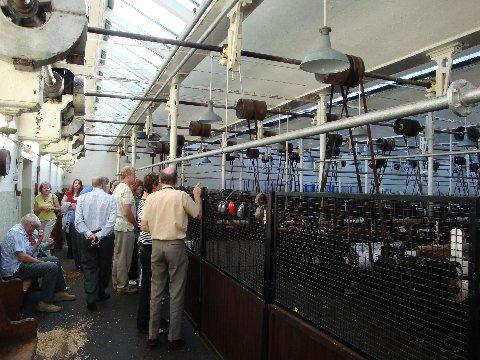 md_satpm_pic11.jpg - Delegates view the weaving machines............ (MD)