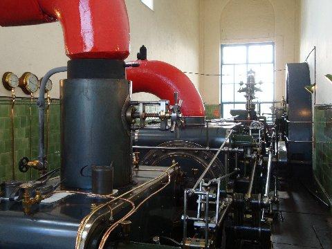 md_satpm_pic15.jpg - Upstairs we visit the engine room................ (MD)
