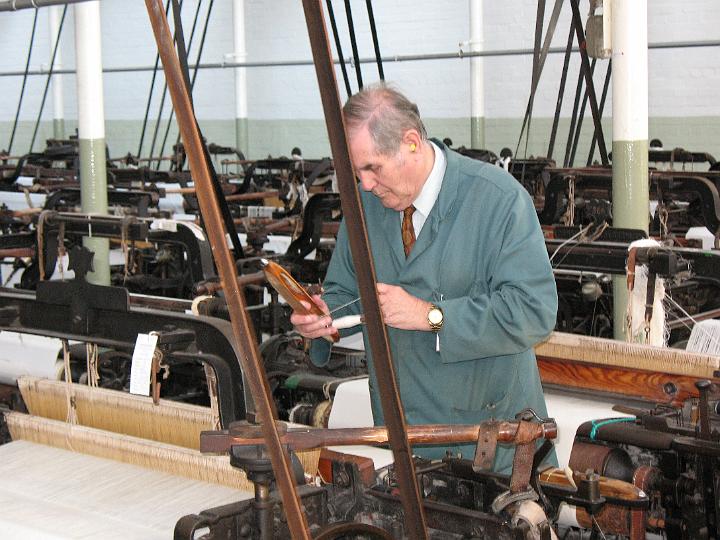mi_satpm_IMG_0354.jpg - Our guide operating one of the working machines (MI)
