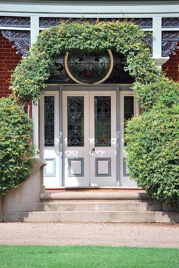 dp_sun_KangaroobieHouse8a.jpg - The front entry (DP)