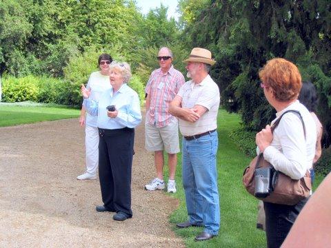 pat_sunam_0416.JPG - Trish Fox explains how life was at Kangaroobie as a child (PD)